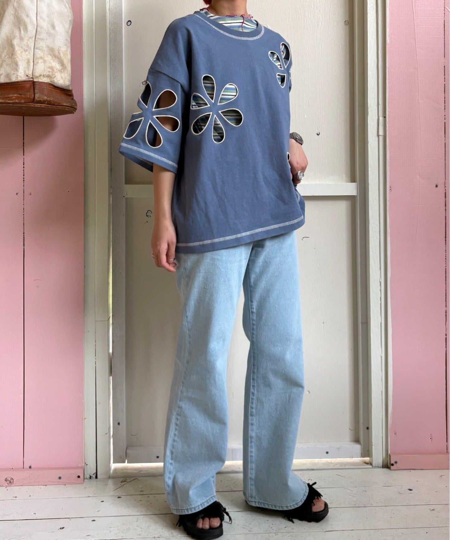 【HELLO.SANFRANCISCO】花朵剪裁寬鬆T恤