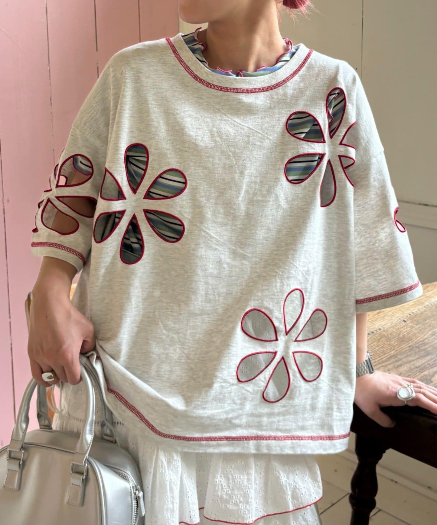 【HELLO.SANFRANCISCO】花朵剪裁寬鬆T恤