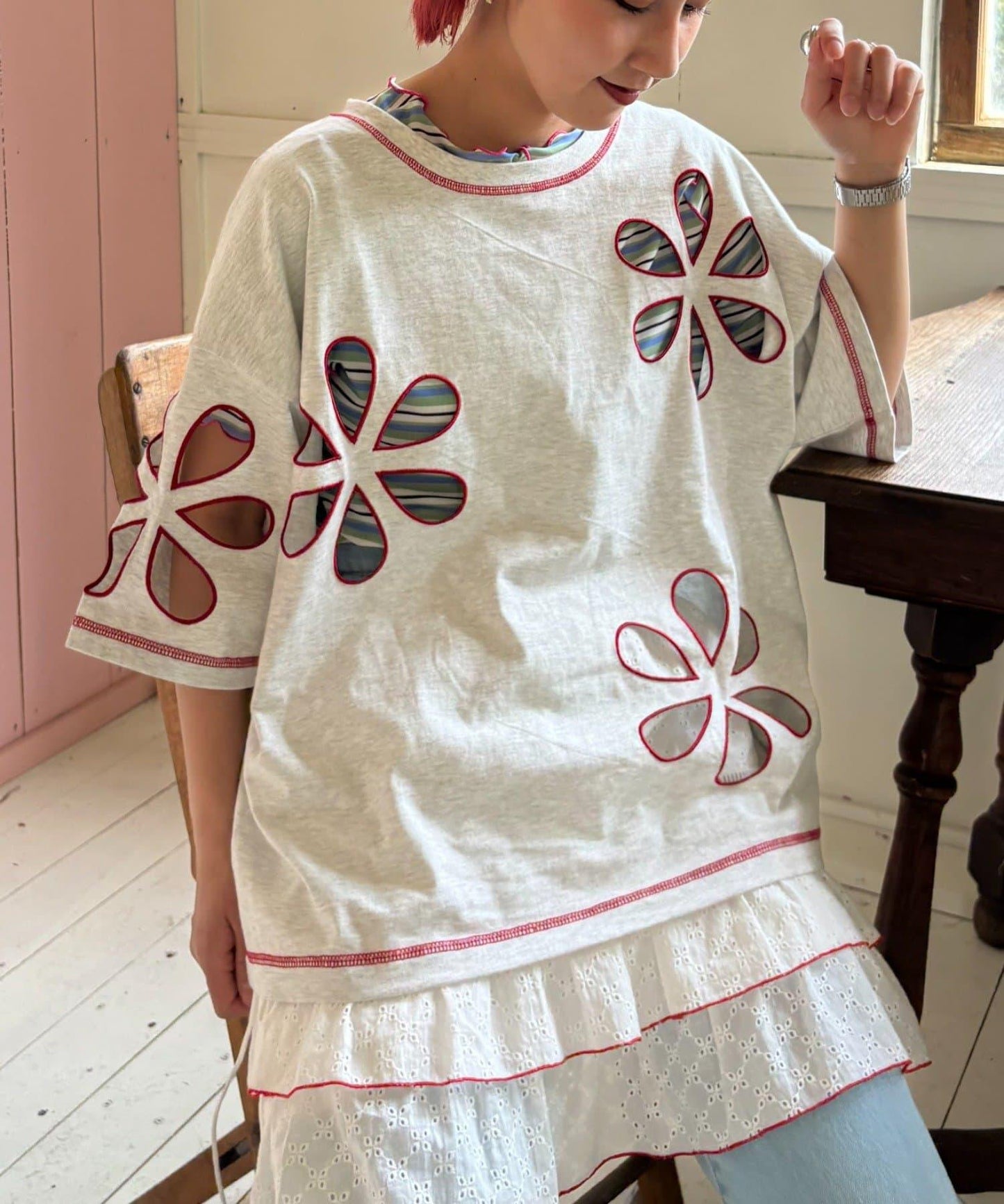 【HELLO.SANFRANCISCO】花朵剪裁寬鬆T恤