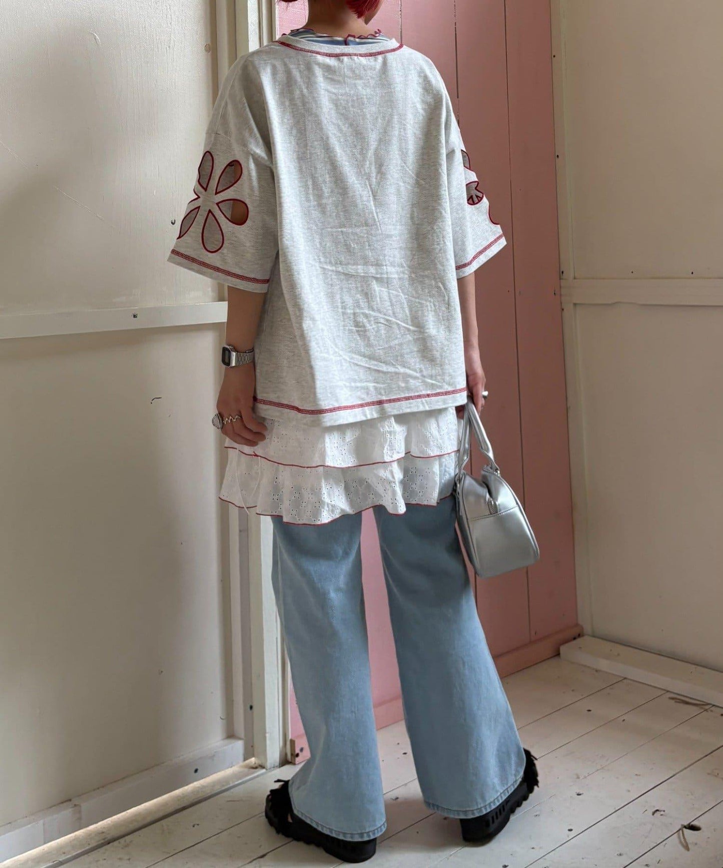 【HELLO.SANFRANCISCO】花朵剪裁寬鬆T恤