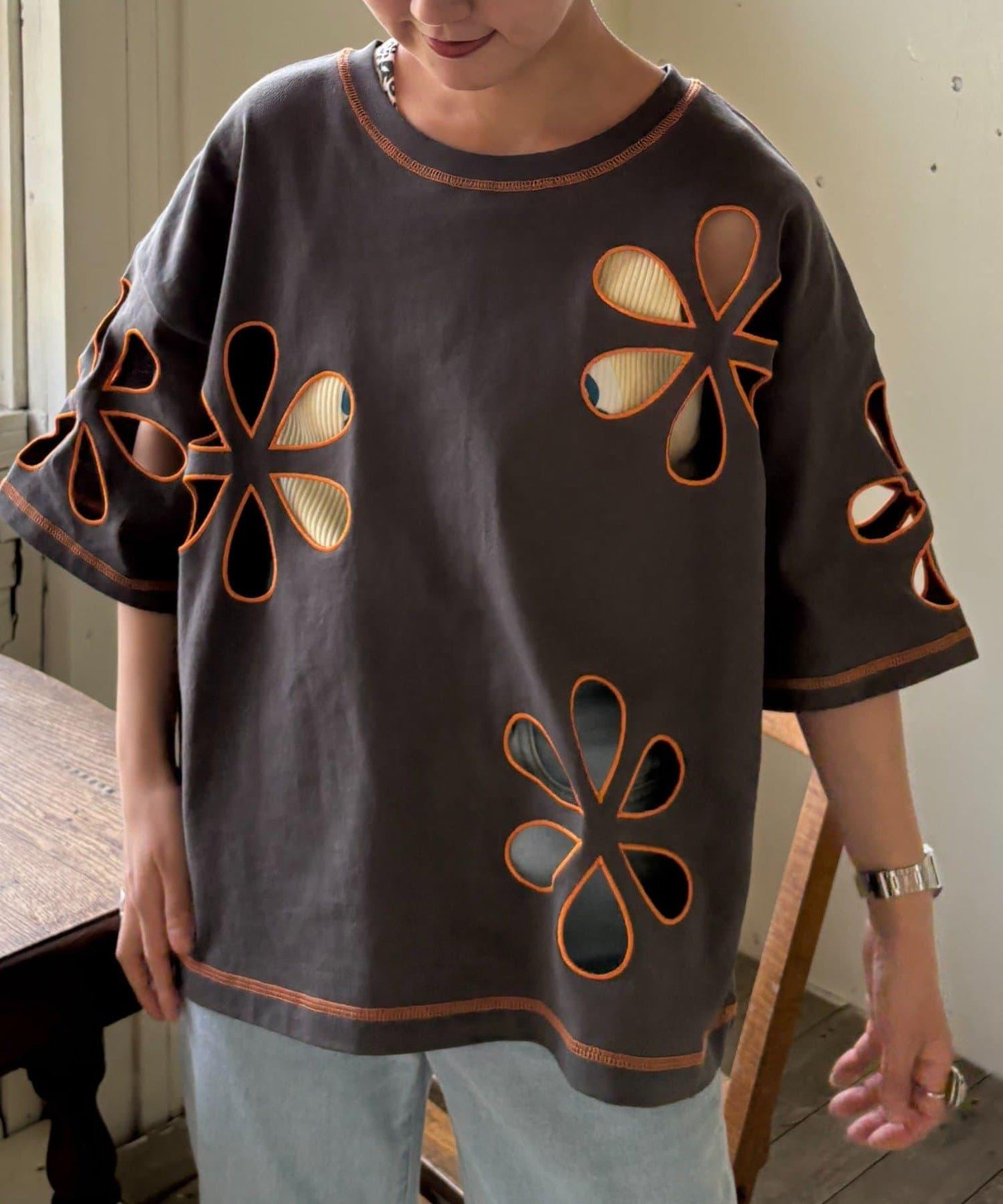 【HELLO.SANFRANCISCO】花朵剪裁寬鬆T恤