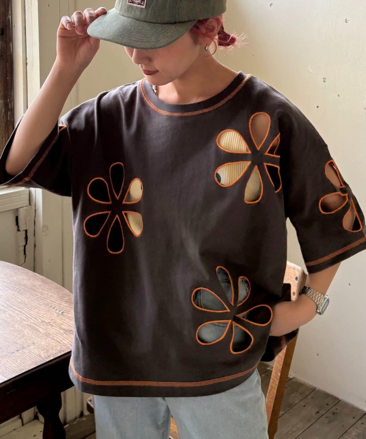 【HELLO.SANFRANCISCO】花朵剪裁寬鬆T恤