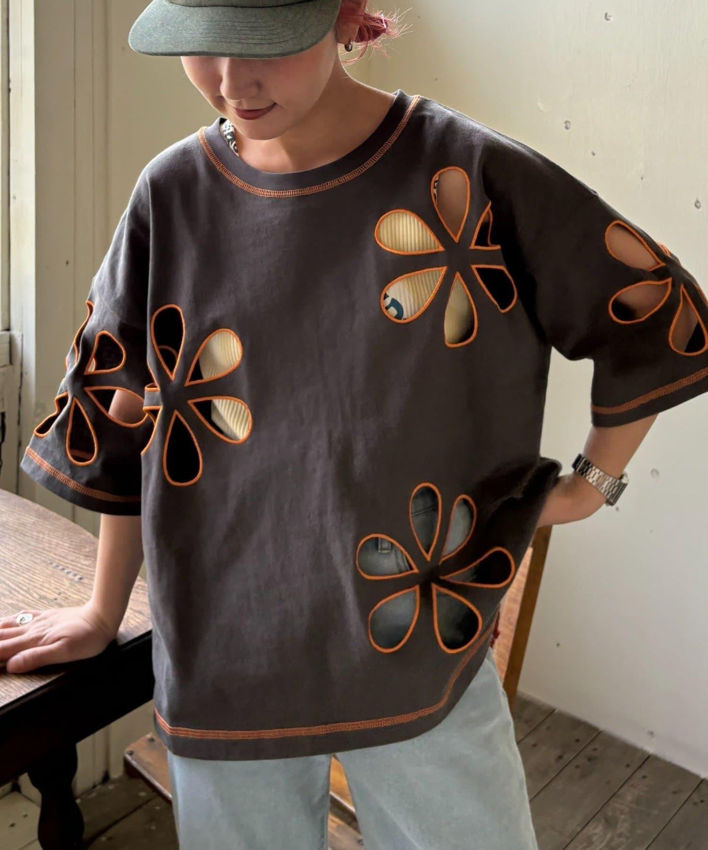 【HELLO.SANFRANCISCO】花朵剪裁寬鬆T恤