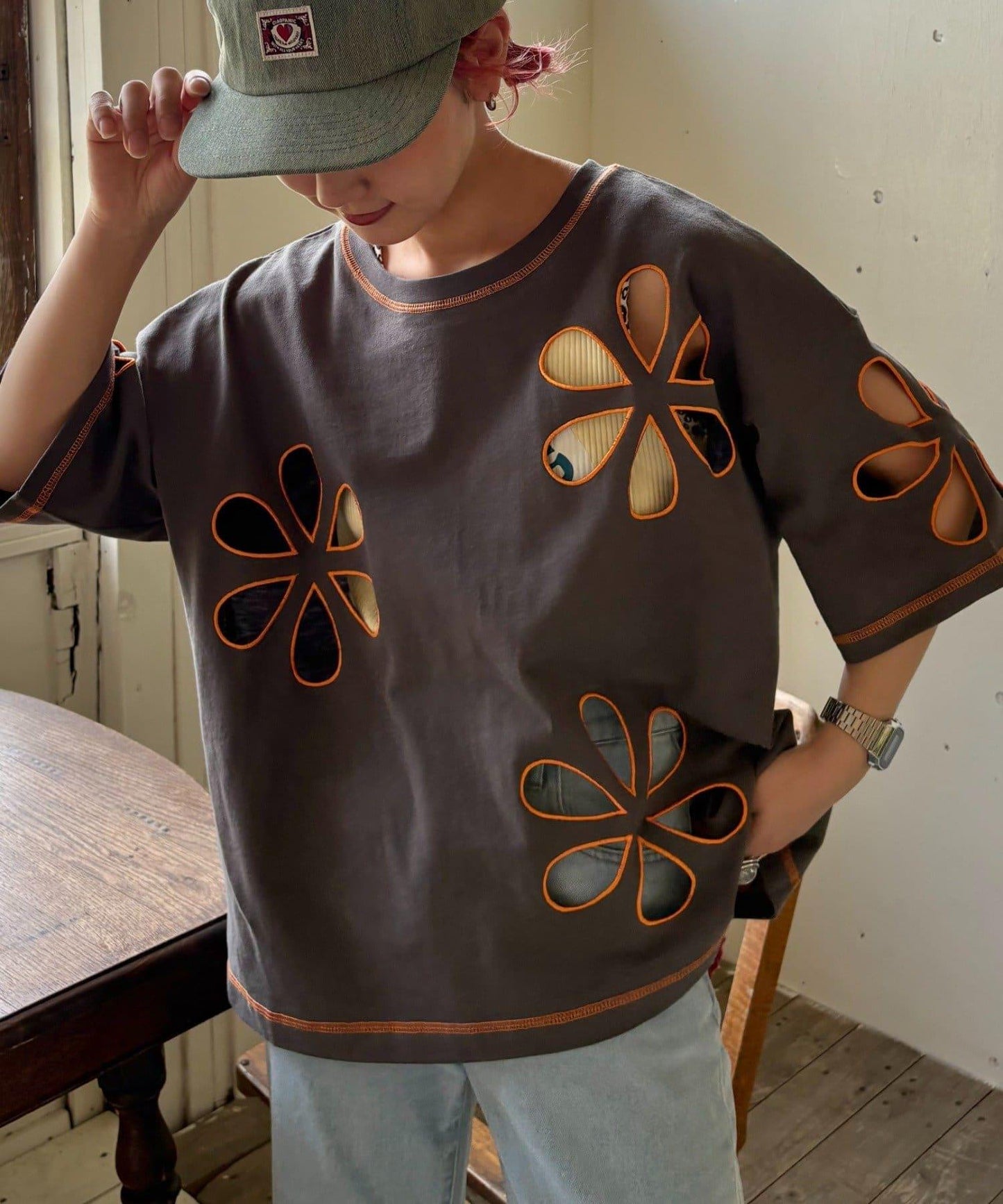 【HELLO.SANFRANCISCO】花朵剪裁寬鬆T恤