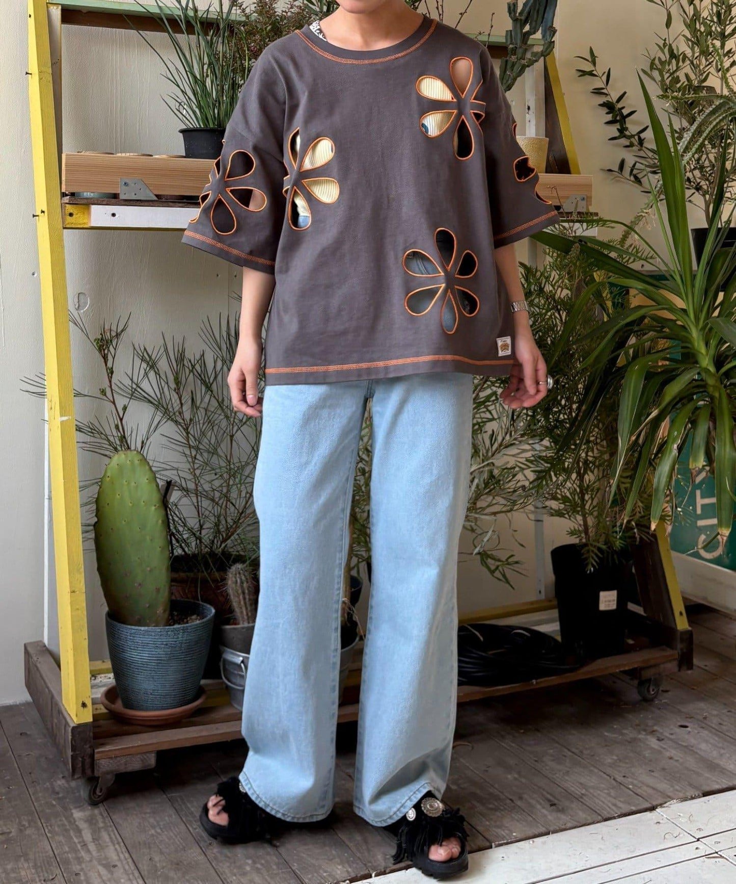 【HELLO.SANFRANCISCO】花朵剪裁寬鬆T恤