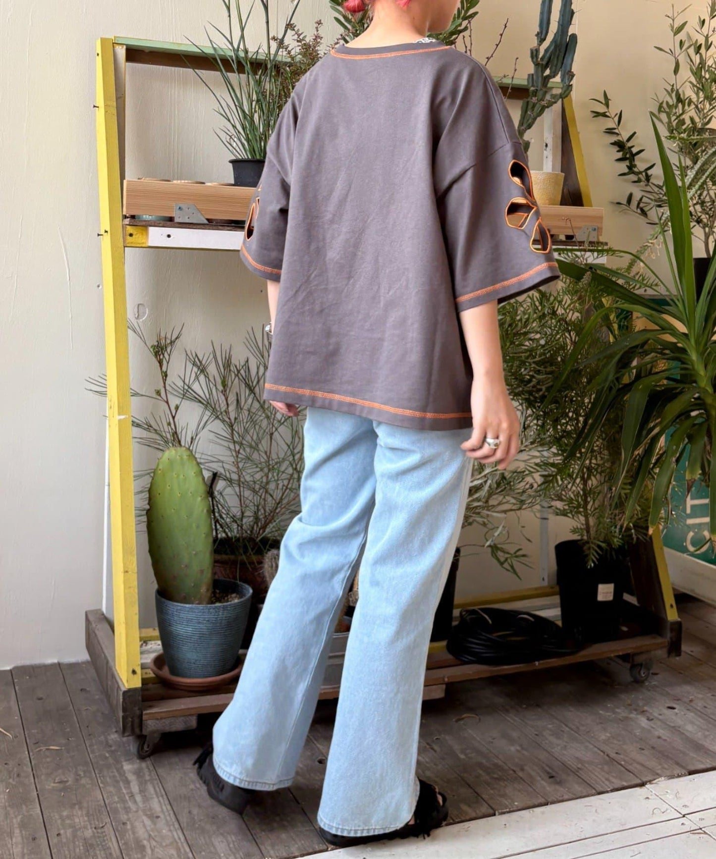 【HELLO.SANFRANCISCO】花朵剪裁寬鬆T恤