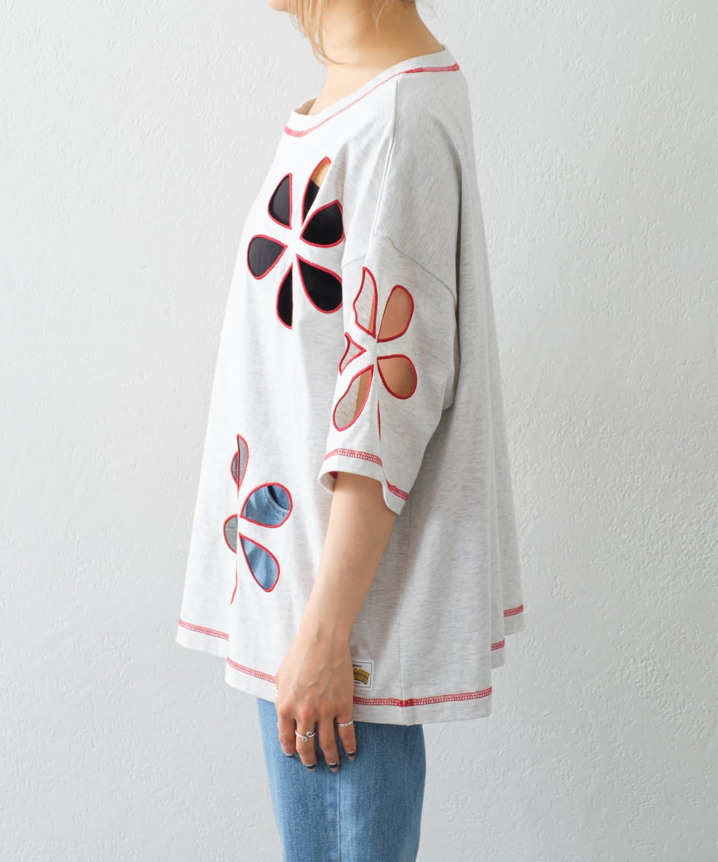 【HELLO.SANFRANCISCO】花朵剪裁寬鬆T恤