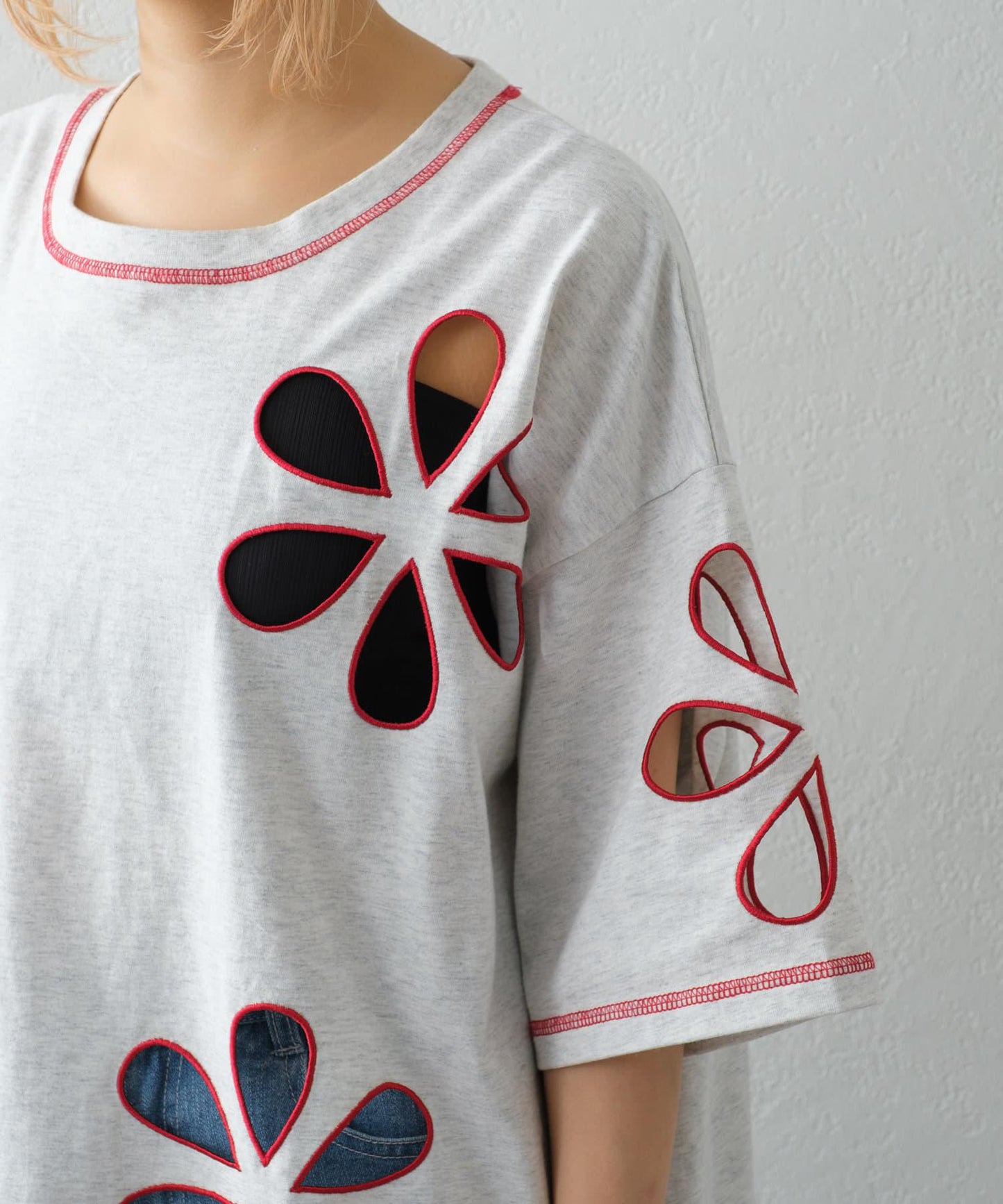 【HELLO.SANFRANCISCO】花朵剪裁寬鬆T恤