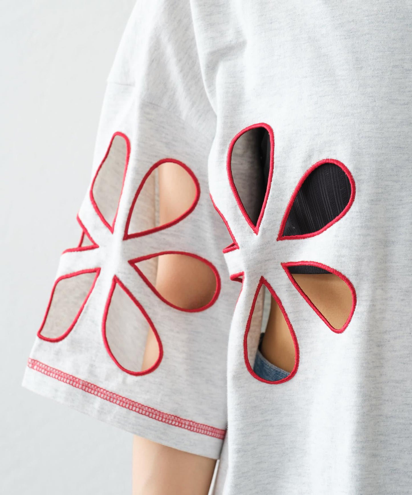 【HELLO.SANFRANCISCO】花朵剪裁寬鬆T恤