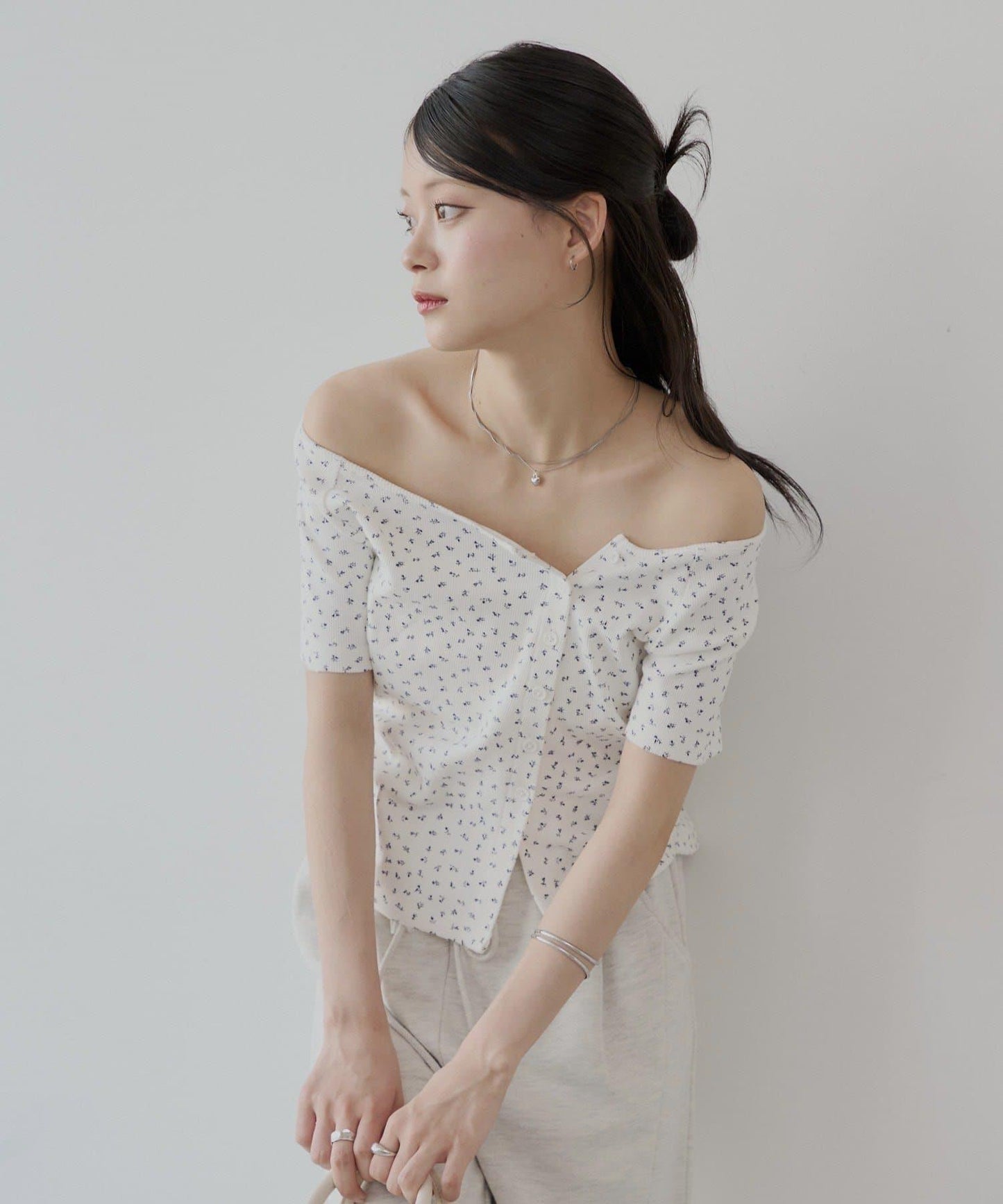 不對稱肩膀蝴蝶結小花圖案提花露肩T-shirt