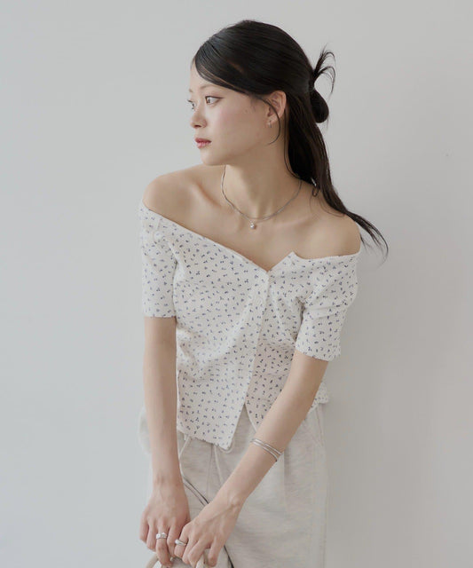 不對稱肩膀蝴蝶結小花圖案提花露肩T-shirt