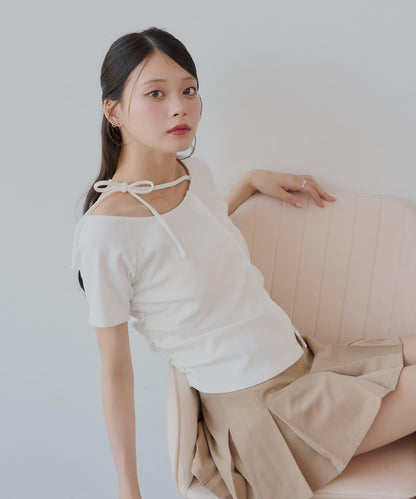不對稱肩膀蝴蝶結小花圖案提花露肩T-shirt