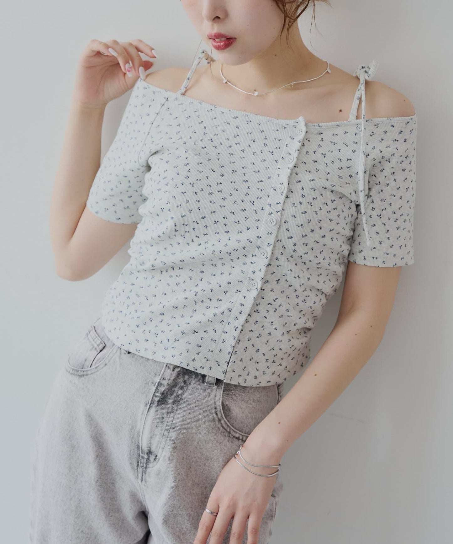 不對稱肩膀蝴蝶結小花圖案提花露肩T-shirt