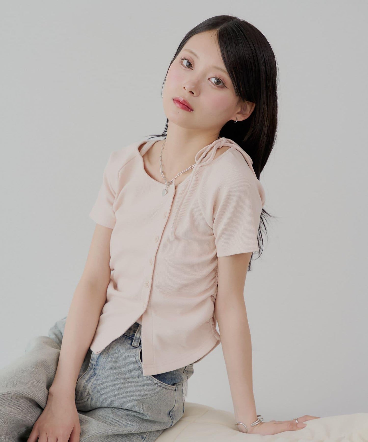 不對稱肩膀蝴蝶結小花圖案提花露肩T-shirt
