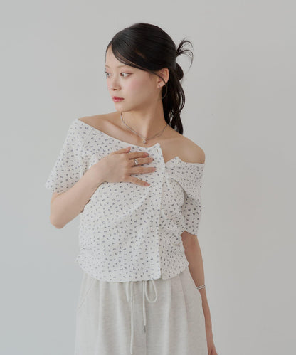 不對稱肩膀蝴蝶結小花圖案提花露肩T-shirt