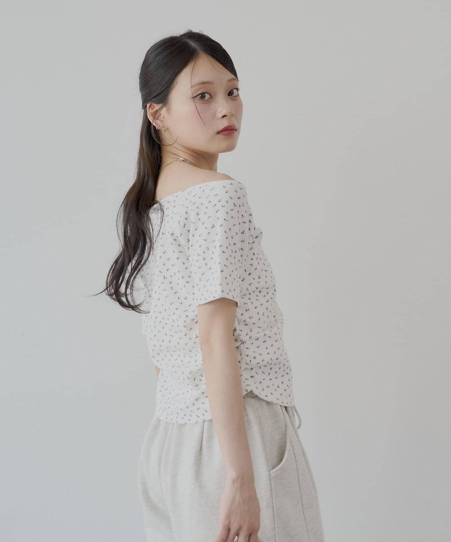 不對稱肩膀蝴蝶結小花圖案提花露肩T-shirt