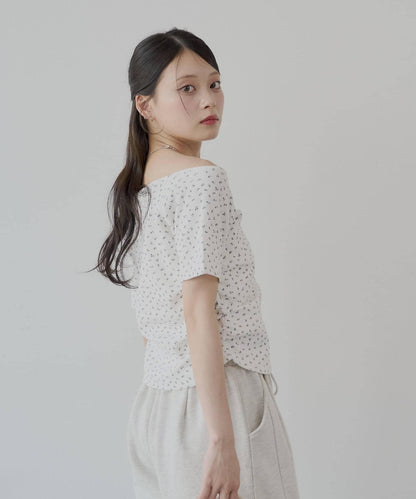 不對稱肩膀蝴蝶結小花圖案提花露肩T-shirt