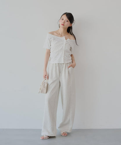 不對稱肩膀蝴蝶結小花圖案提花露肩T-shirt