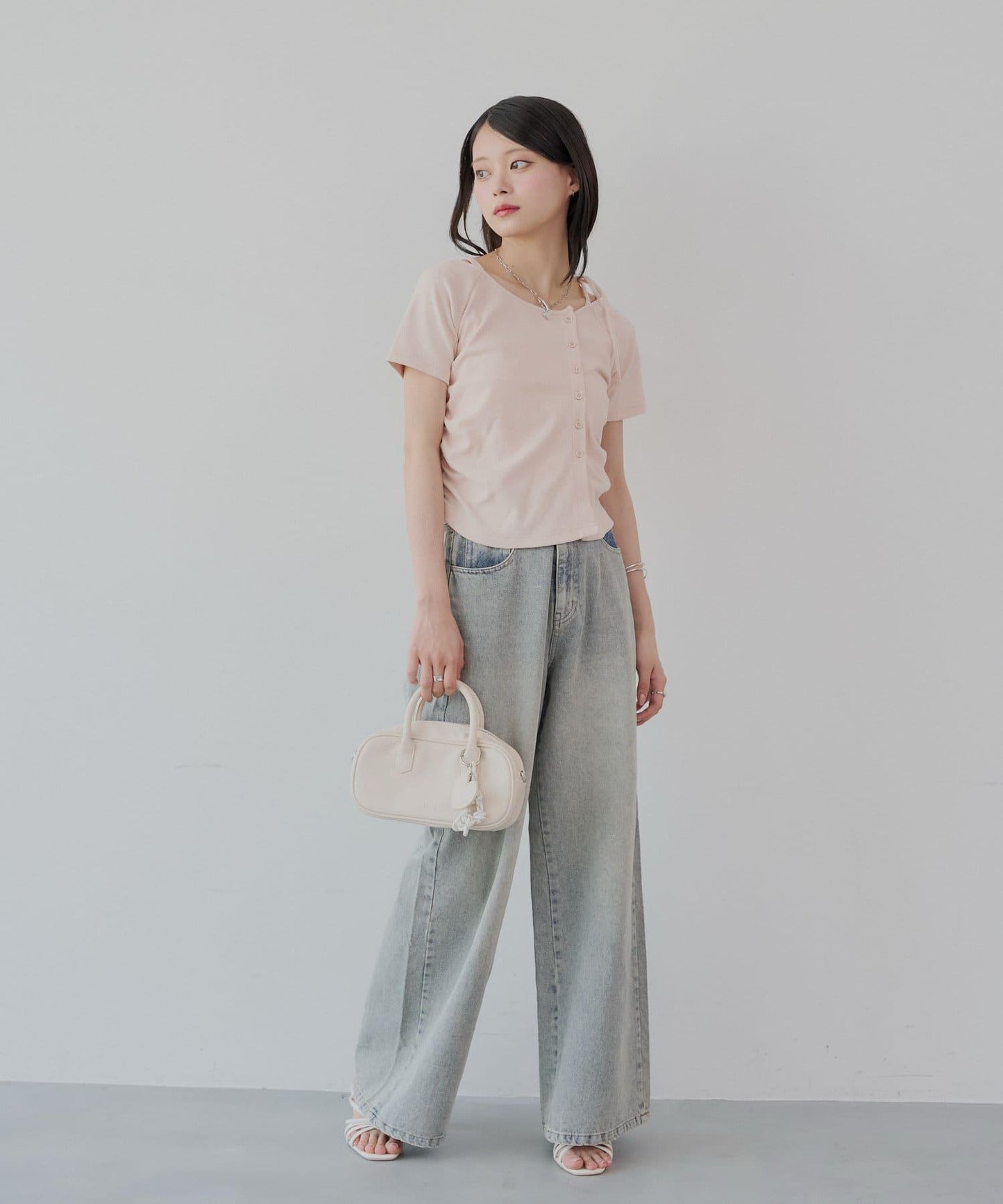 不對稱肩膀蝴蝶結小花圖案提花露肩T-shirt