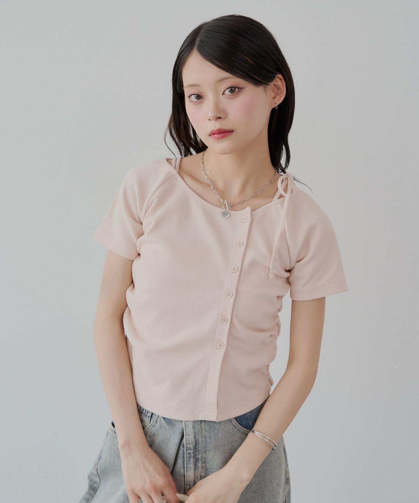 不對稱肩膀蝴蝶結小花圖案提花露肩T-shirt