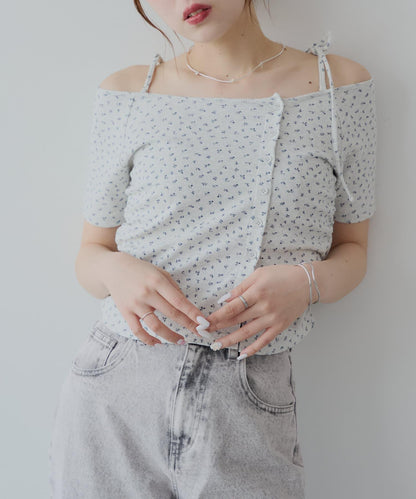 不對稱肩膀蝴蝶結小花圖案提花露肩T-shirt