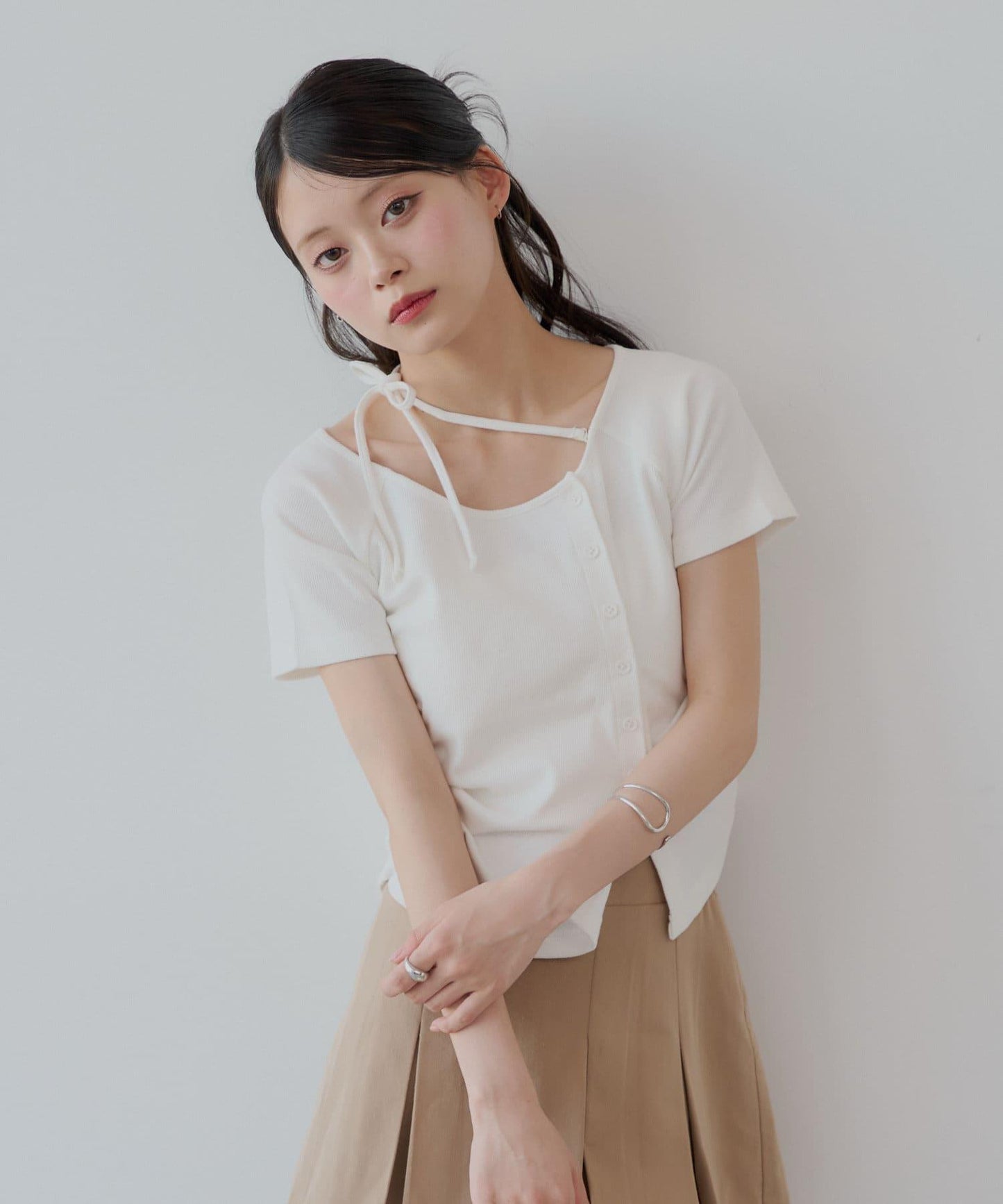 不對稱肩膀蝴蝶結小花圖案提花露肩T-shirt