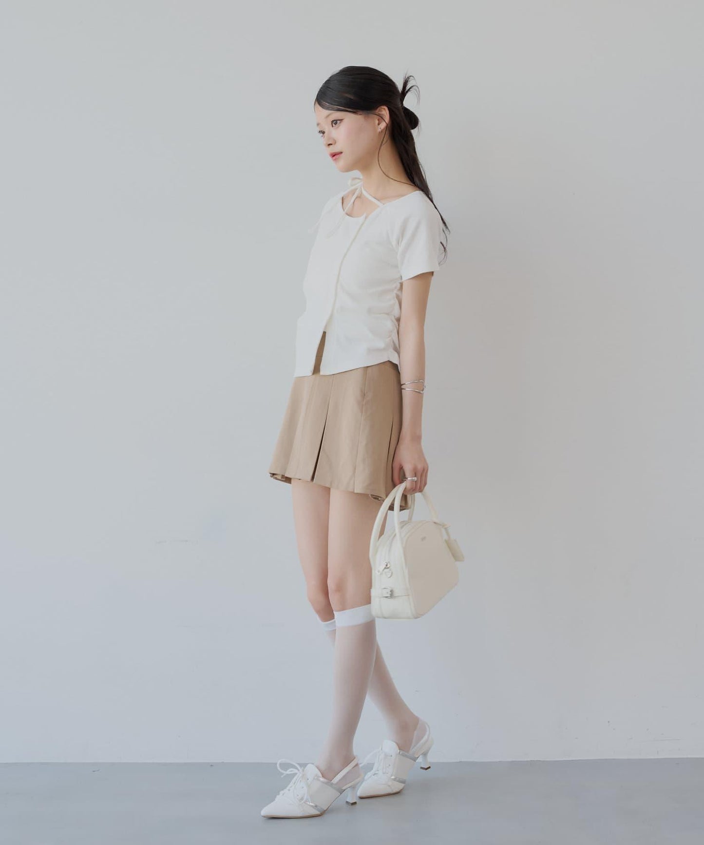 不對稱肩膀蝴蝶結小花圖案提花露肩T-shirt