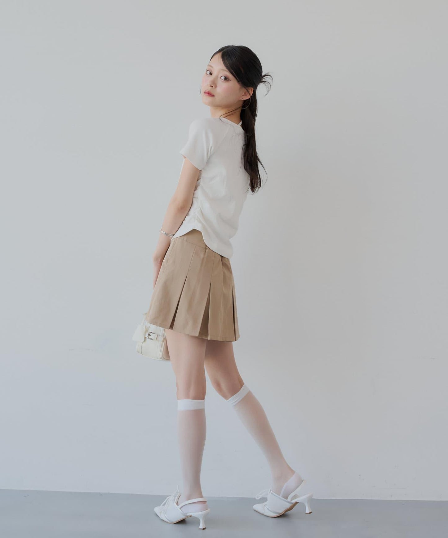 不對稱肩膀蝴蝶結小花圖案提花露肩T-shirt