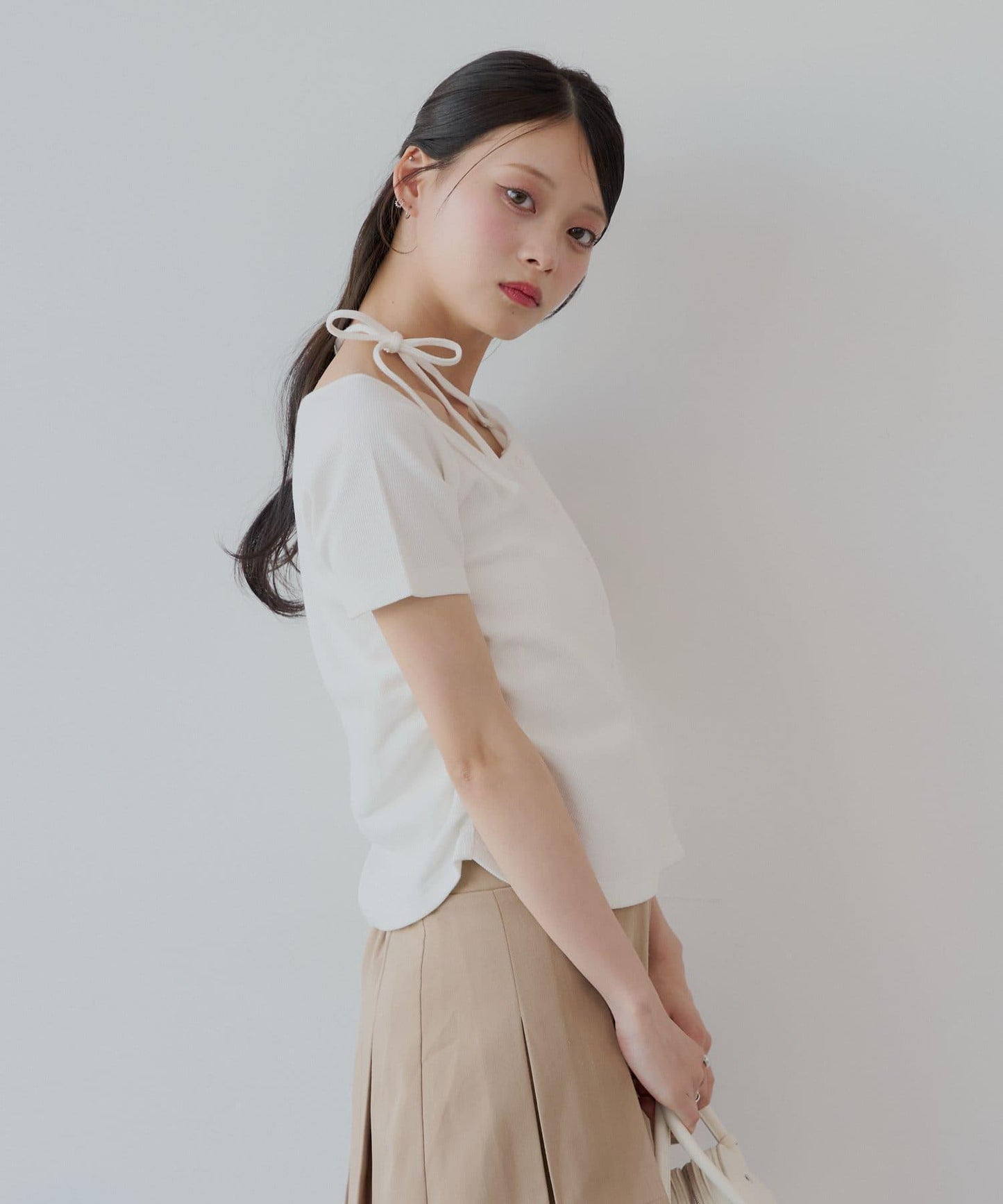 不對稱肩膀蝴蝶結小花圖案提花露肩T-shirt