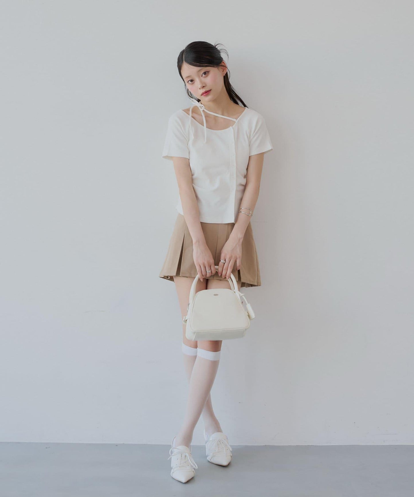 不對稱肩膀蝴蝶結小花圖案提花露肩T-shirt