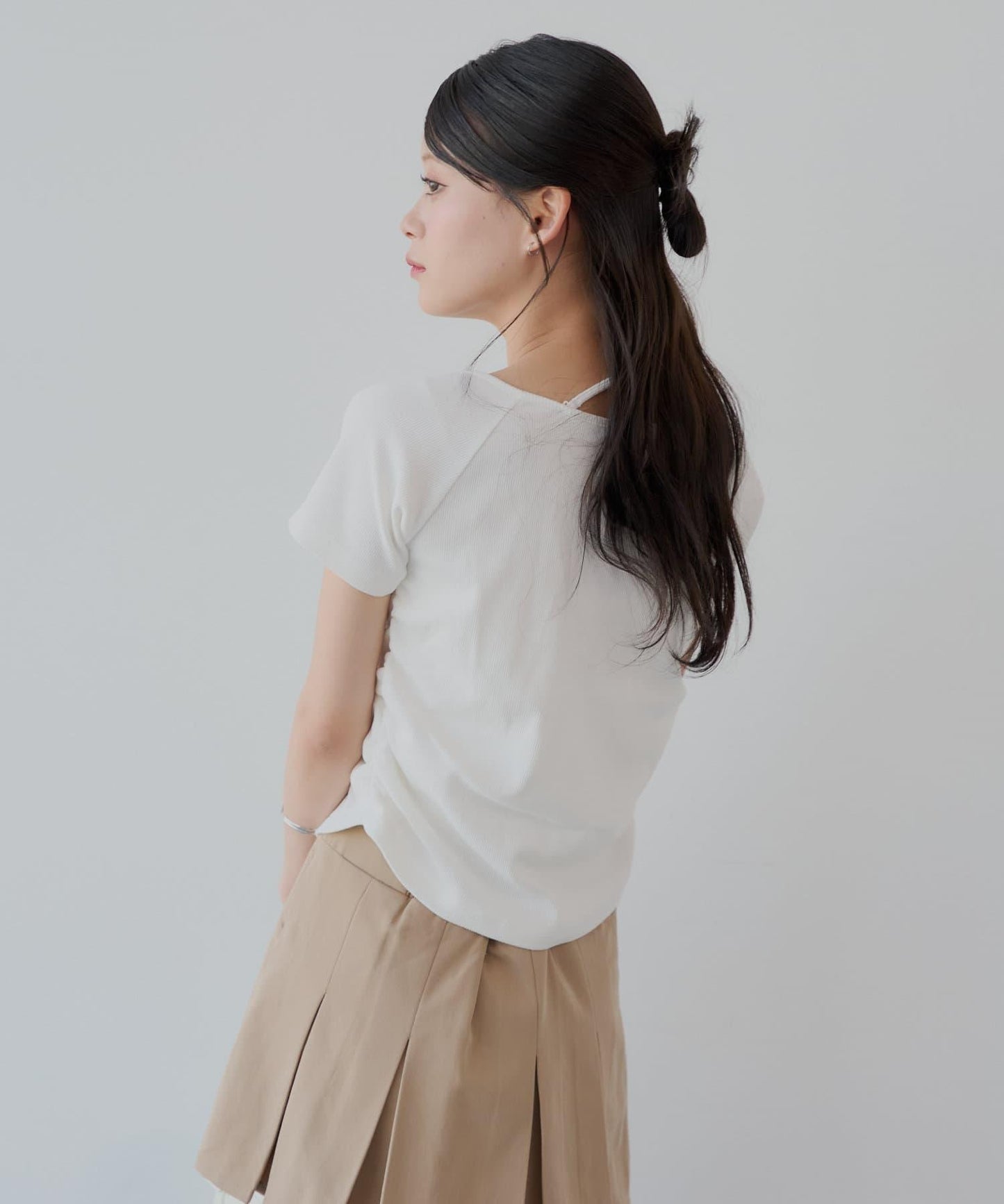 不對稱肩膀蝴蝶結小花圖案提花露肩T-shirt