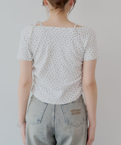 不對稱肩膀蝴蝶結小花圖案提花露肩T-shirt