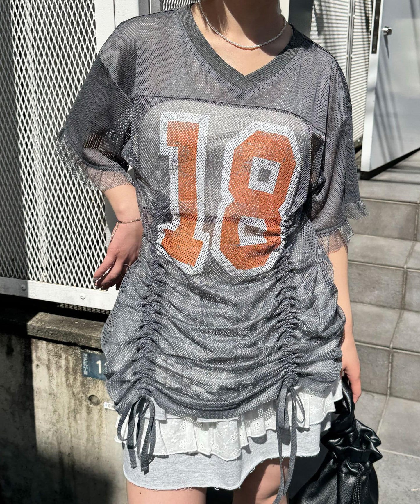 網眼數字印花荷葉邊T恤