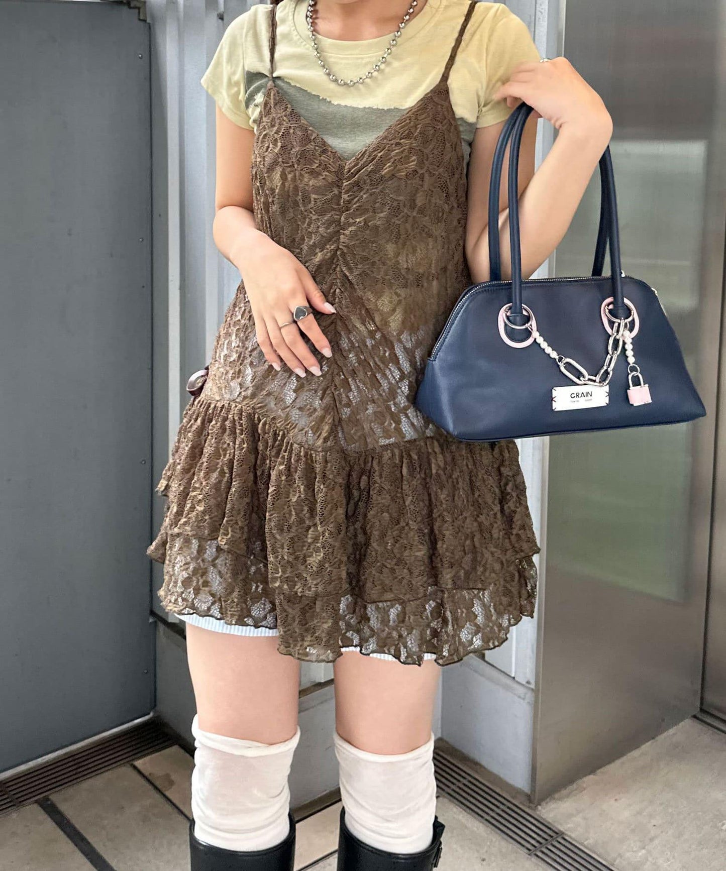 絨帶蕾絲吊帶連衣裙