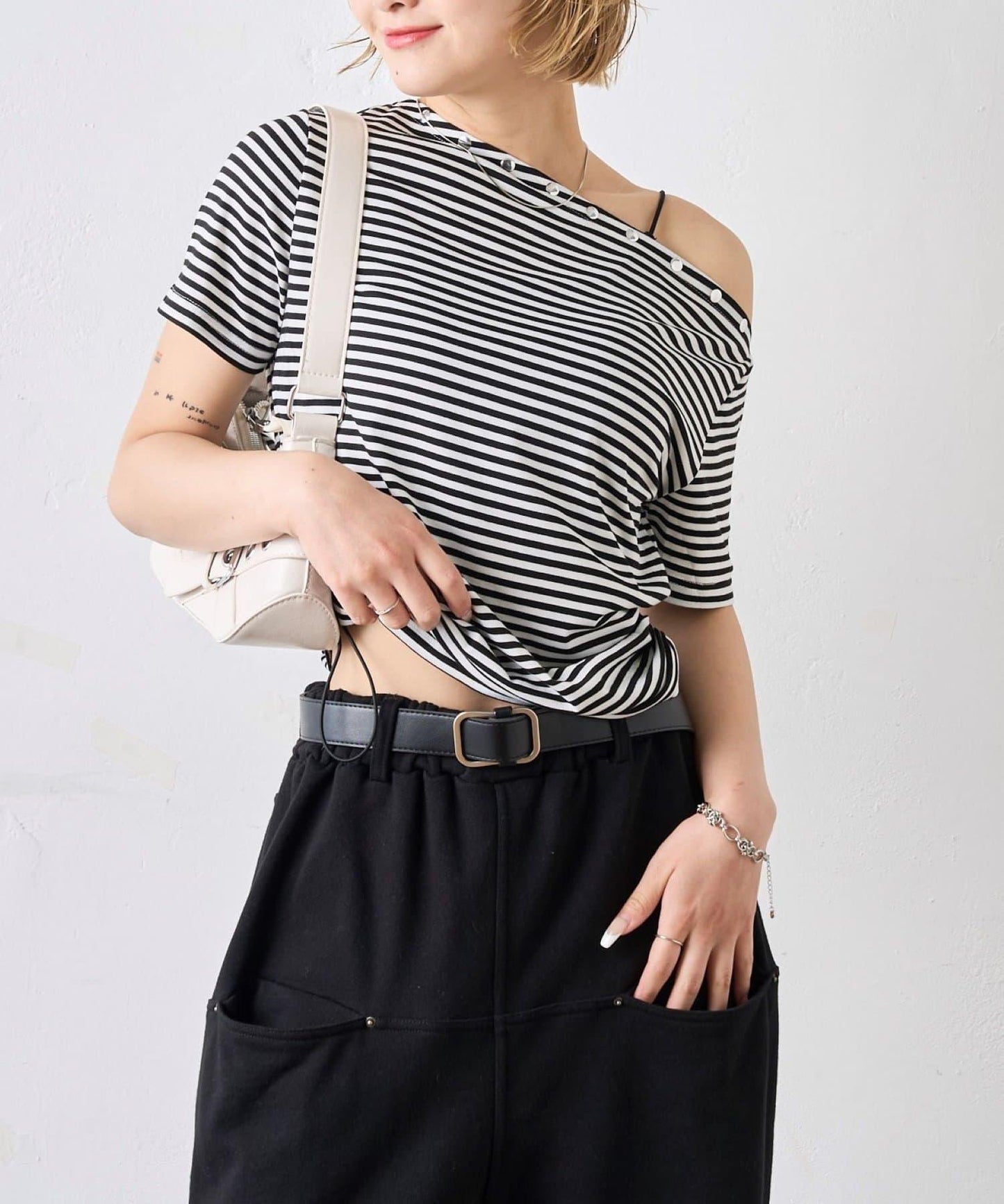 獨一無二單肩裝飾釘珠短袖T恤