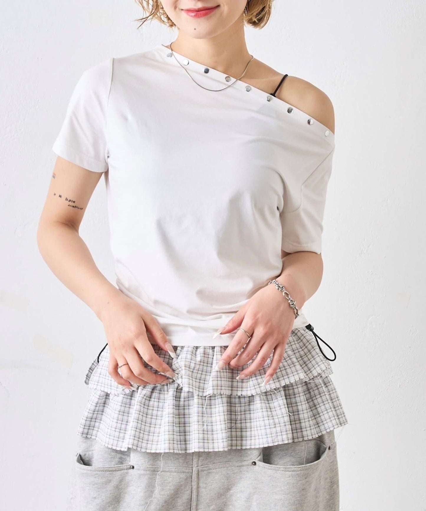 獨一無二單肩裝飾釘珠短袖T恤