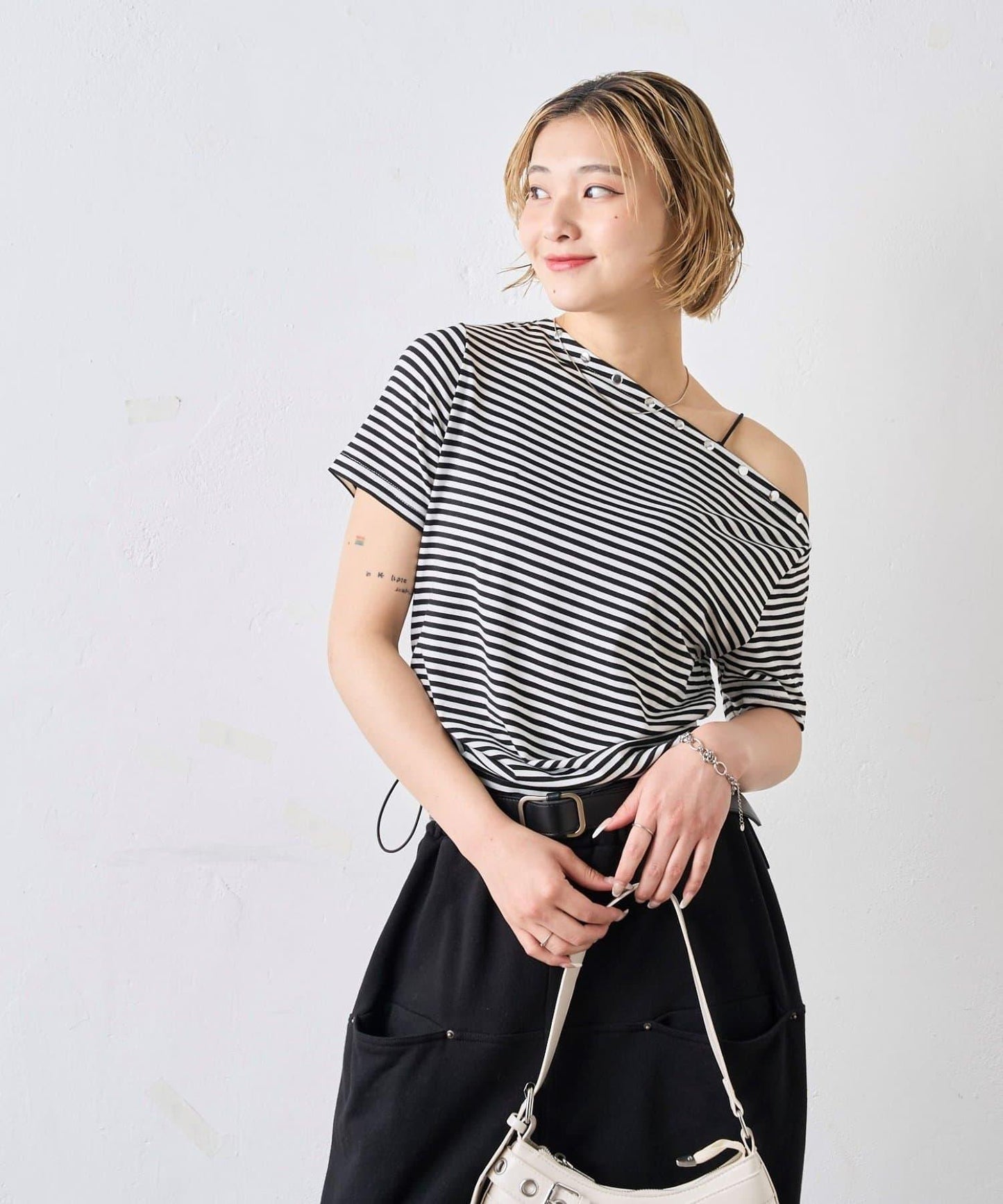 獨一無二單肩裝飾釘珠短袖T恤