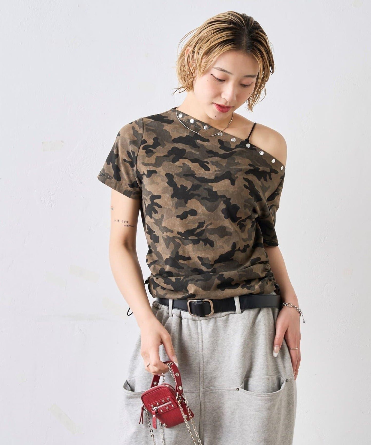 混搭 鉚釘露肩短袖上衣