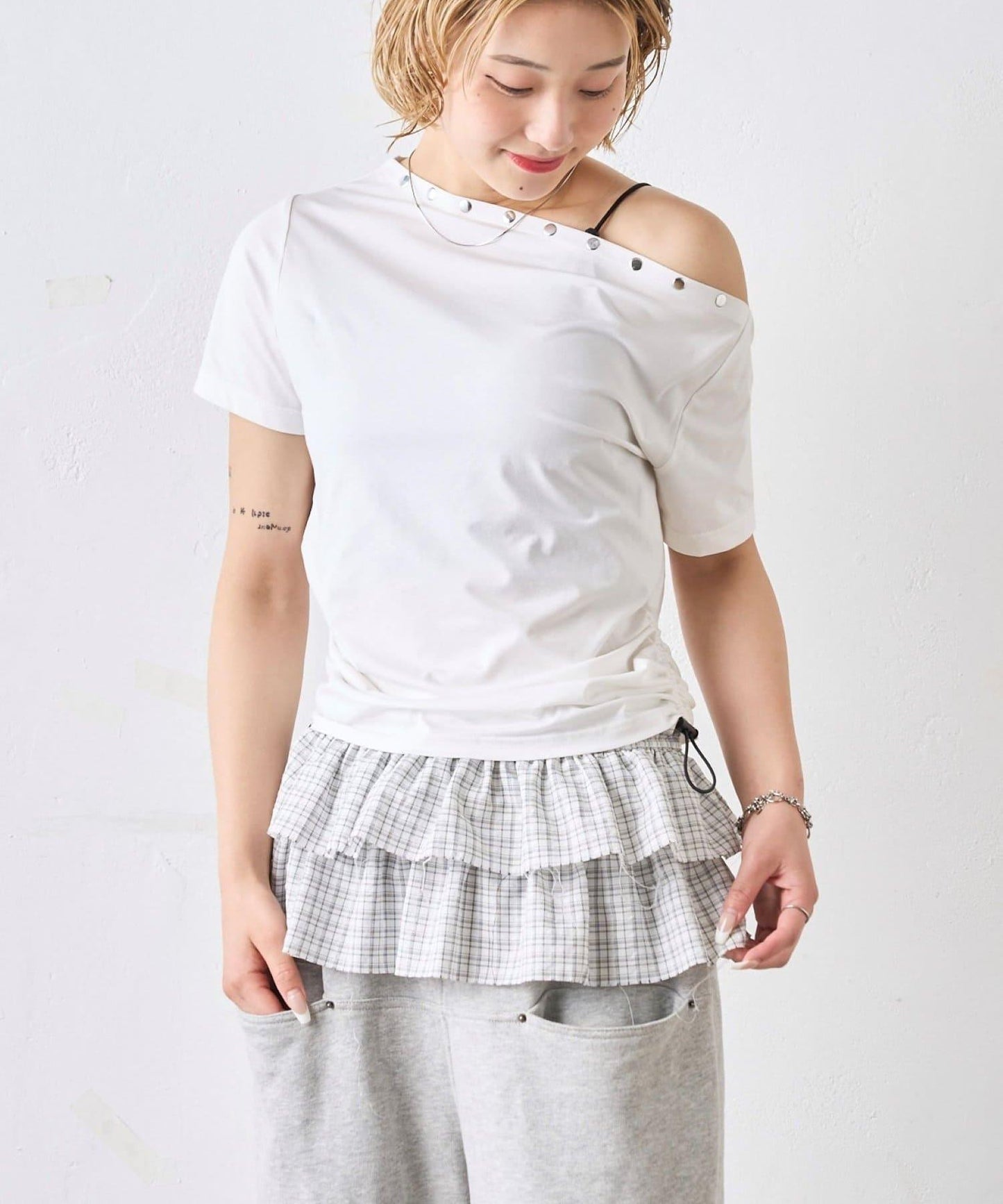 獨一無二單肩裝飾釘珠短袖T恤