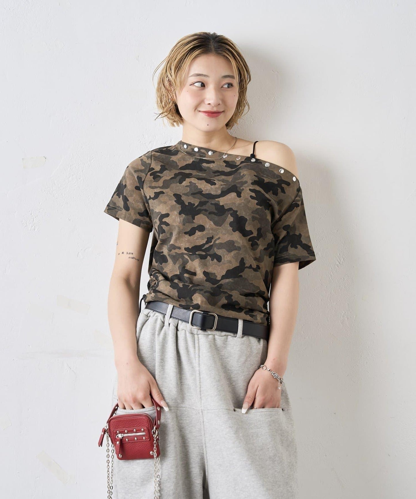 混搭 鉚釘露肩短袖上衣