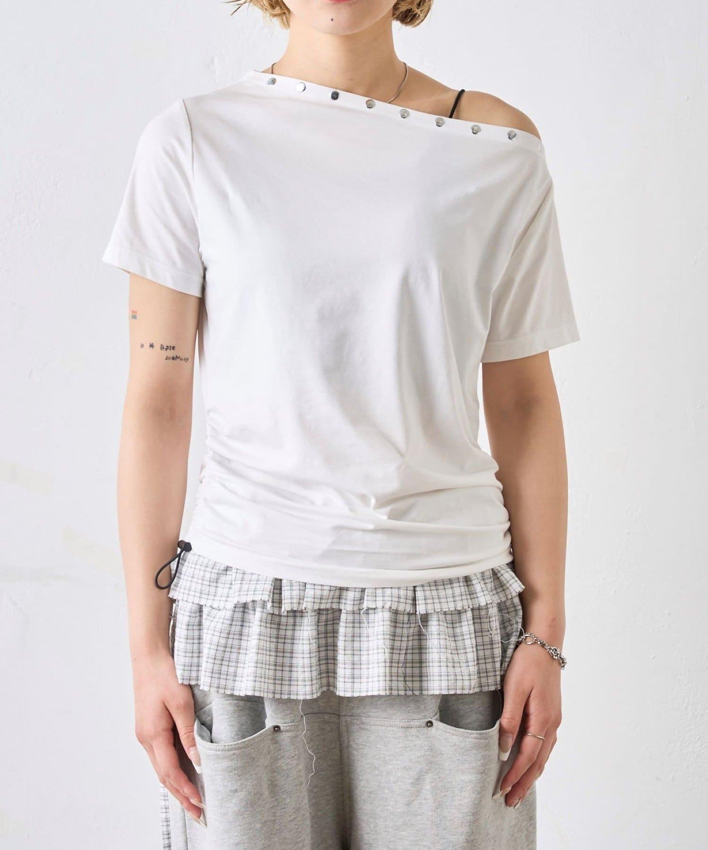 獨一無二單肩裝飾釘珠短袖T恤