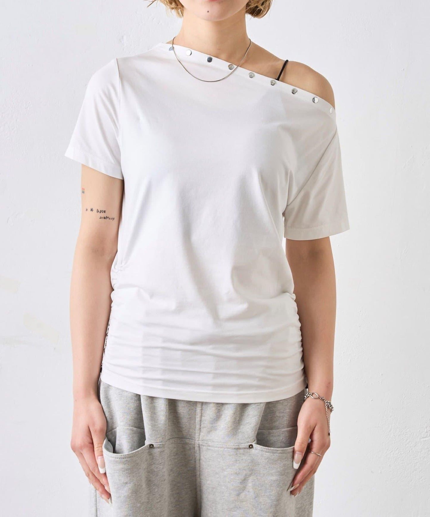 獨一無二單肩裝飾釘珠短袖T恤