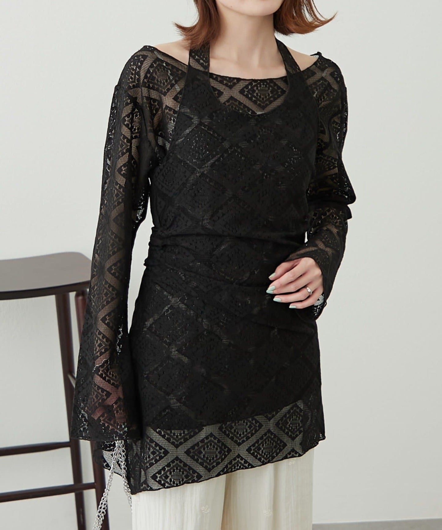 【柳樹】層疊蕾絲露背高領連衣裙