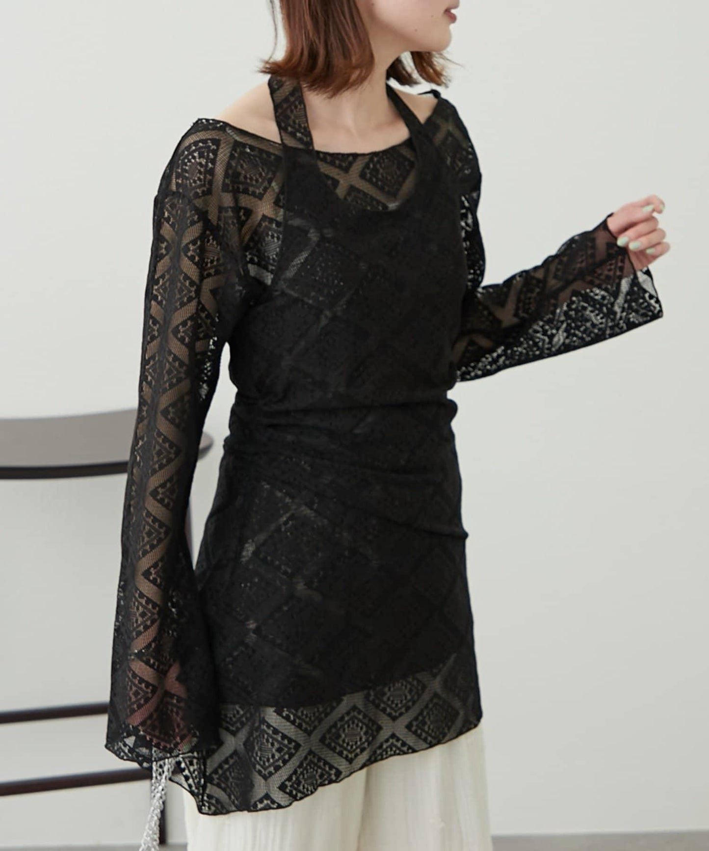 【柳樹】層疊蕾絲露背高領連衣裙