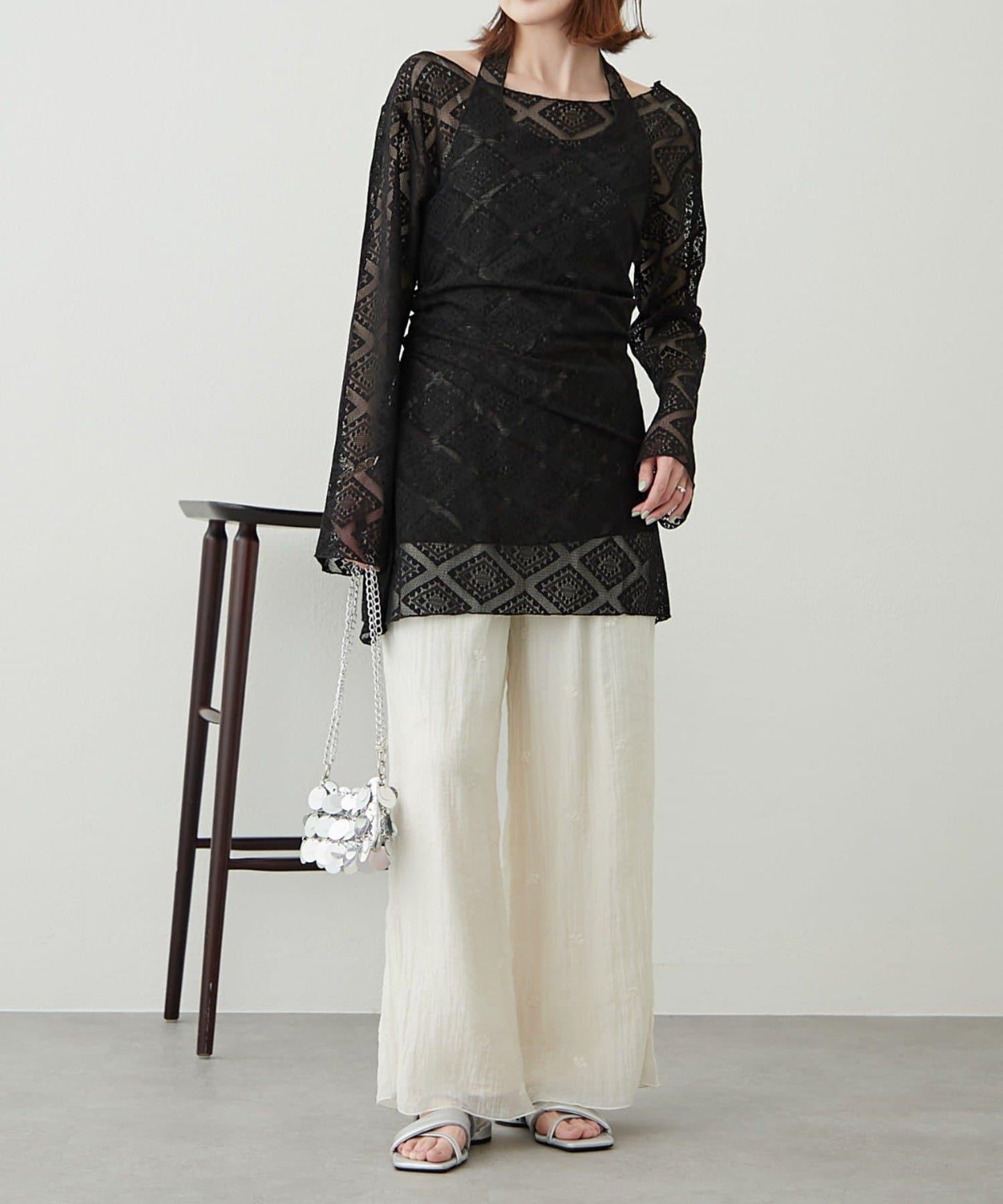 【柳樹】層疊蕾絲露背高領連衣裙