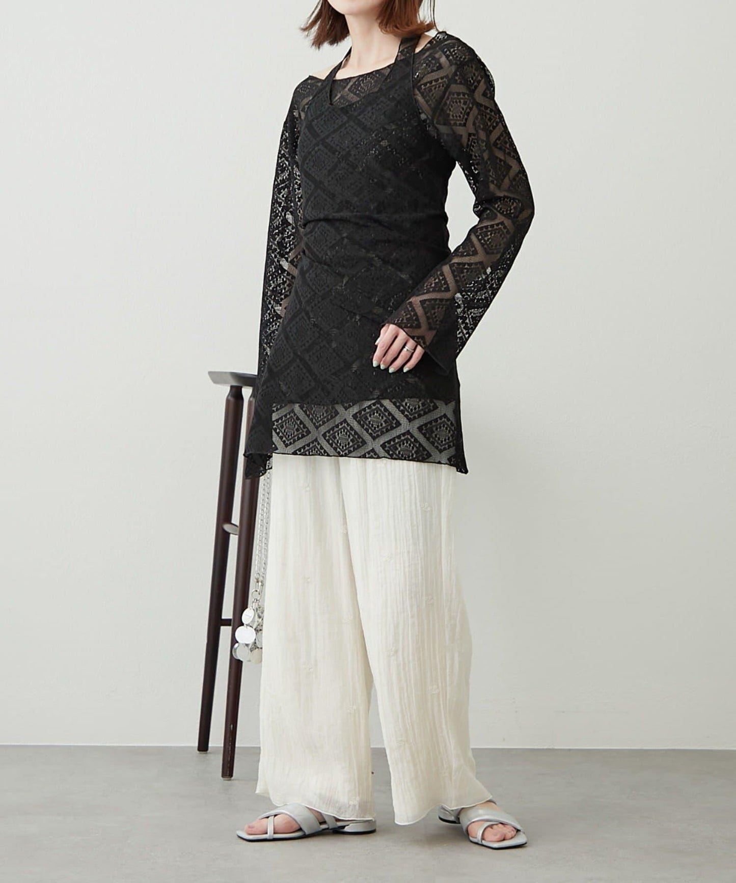 【柳樹】層疊蕾絲露背高領連衣裙