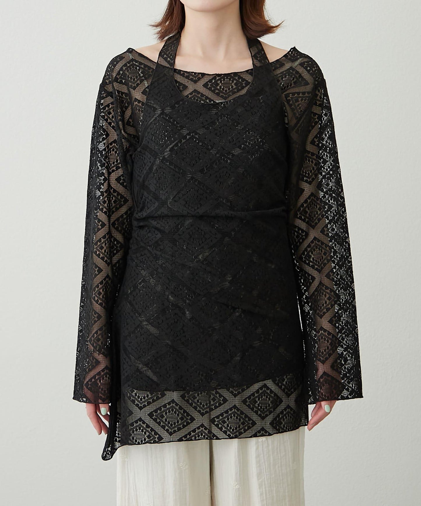 【柳樹】層疊蕾絲露背高領連衣裙