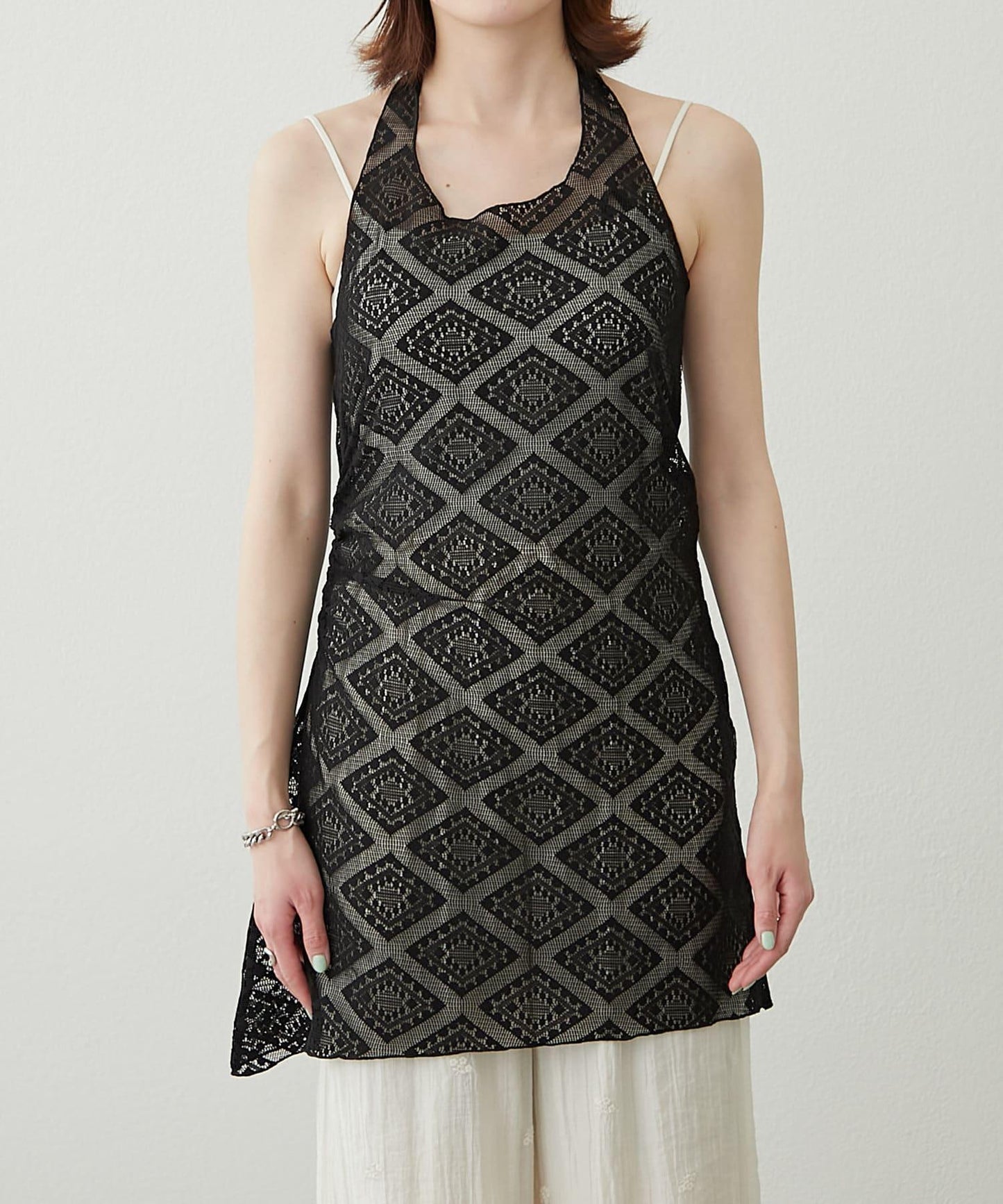 【柳樹】層疊蕾絲露背高領連衣裙