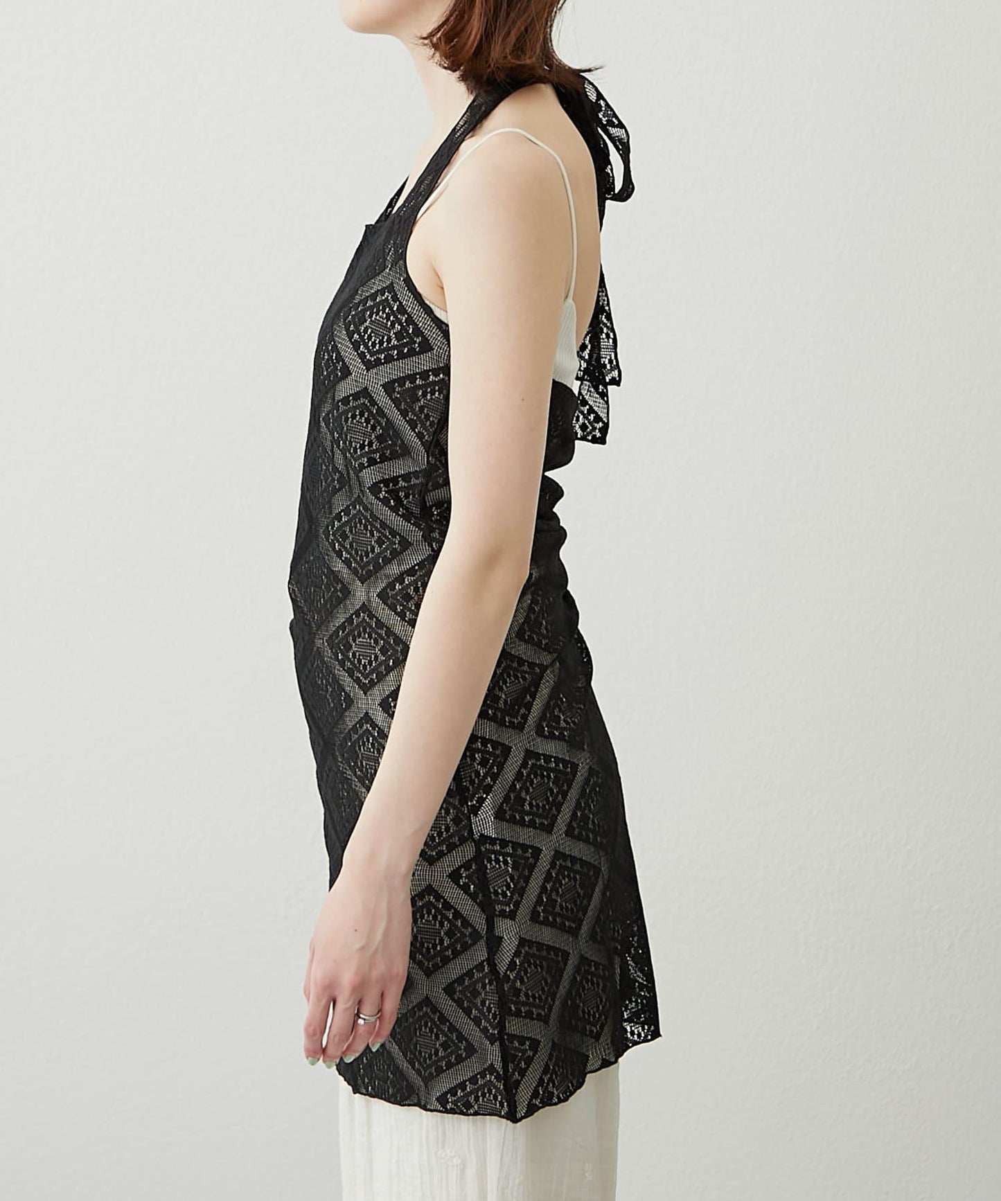 【柳樹】層疊蕾絲露背高領連衣裙