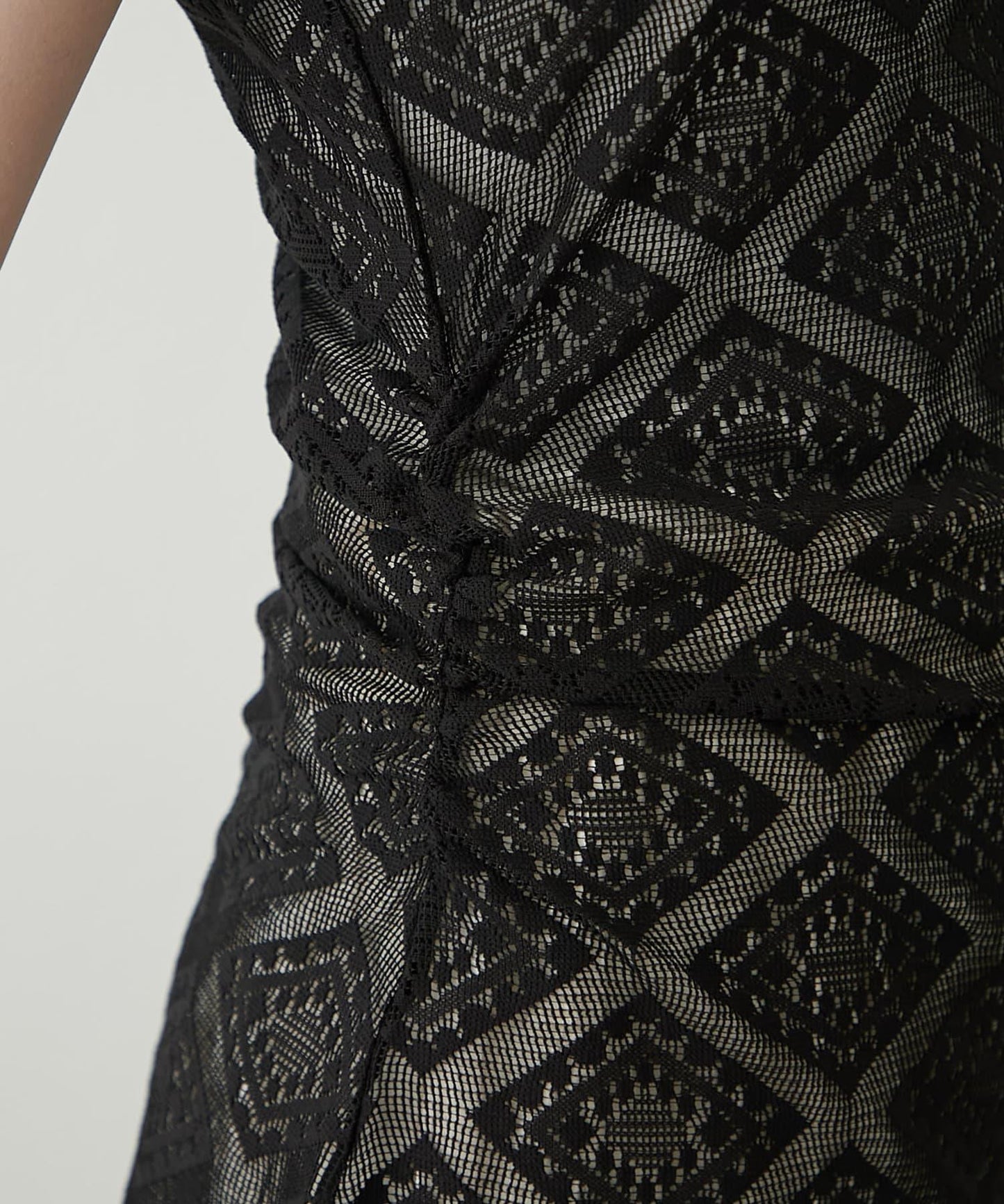 【柳樹】層疊蕾絲露背高領連衣裙